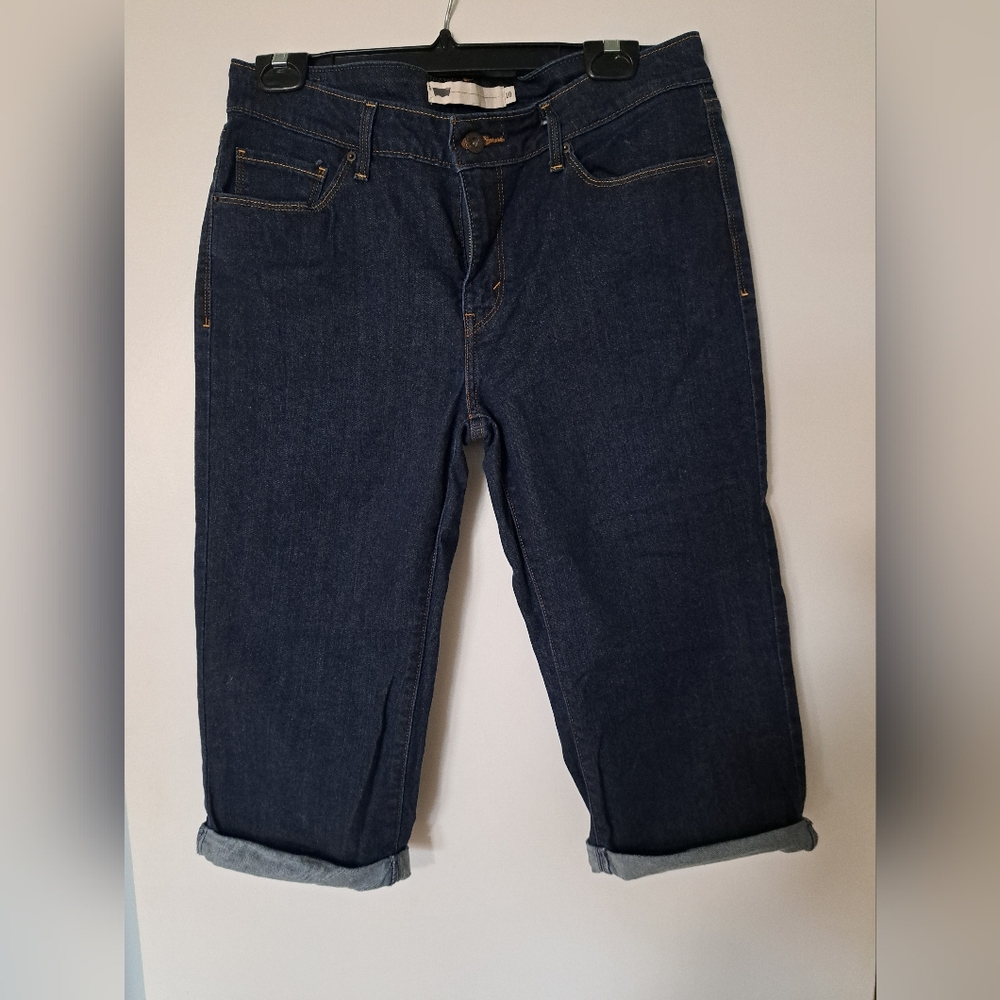Levi Capris